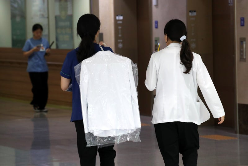 [단독] 외국 의대 출신 전공의 7년새 3배, 필수의료 빈자리 채워