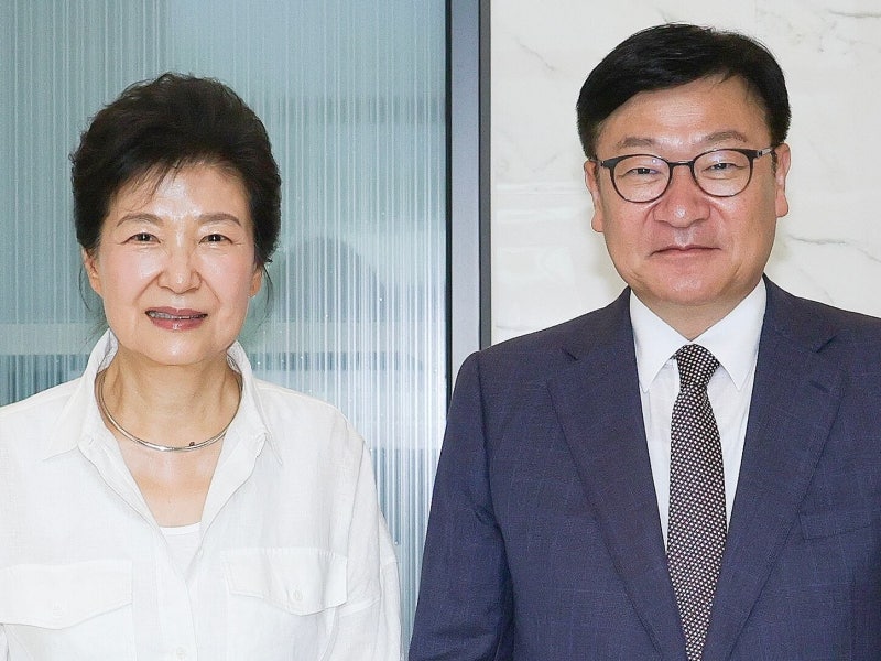 <b>박근혜 국힘 연찬회 참석</b>에 與 “촛불 모욕” 국힘 “국민 통합 목소리...