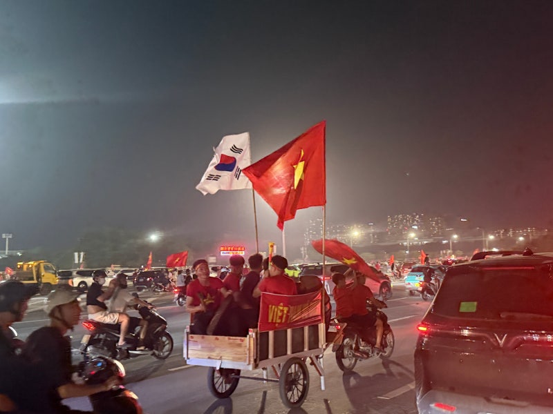 <b>김상식</b>, 동남아 축구 2연패... <b>베트남</b>에 태극기 물결