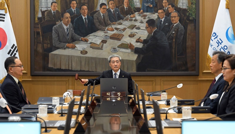 한은, 금리 2연속 인상… “가래 대신 호미로 막은 것”