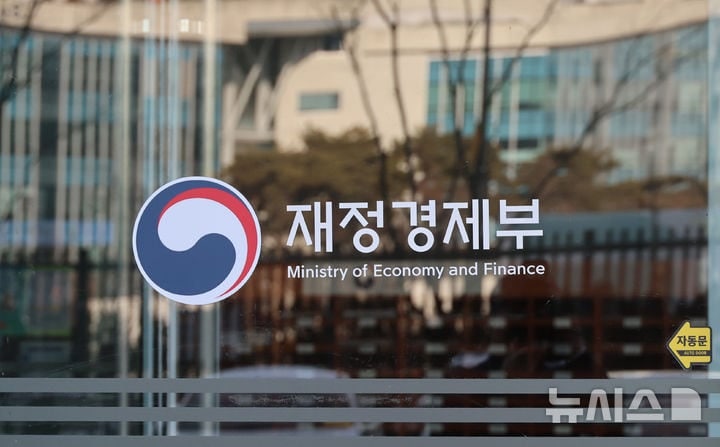 정부, 코로나 때 장기연체한 <b>소상공인 채무조정</b>…“희생 감수한 것에 재...