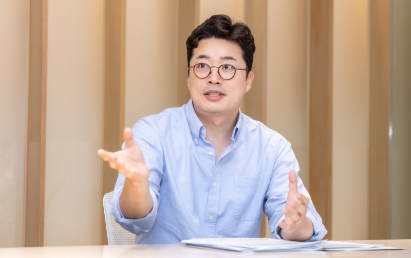 “고용시장 경직된 한국… AI가 4050 일자리 지키고 청년을 밀어내버렸다”