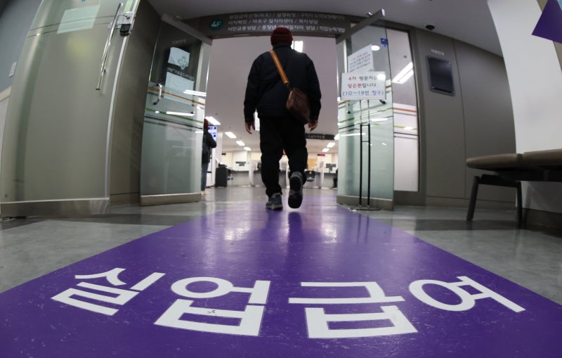 최저임금보다 더 받는 <b>실업급여</b>, 월 198만원→176만원 줄인다