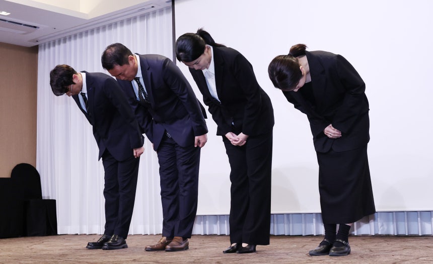 최주희 티빙 대표이사(오른쪽 두번째)와 주요 경영진이 3일 오후 서울 중구 코리아나호텔에서 사이버 침해 사고에 대해 공식 사과를 하고 있다. 왼쪽부터 조성대 네트워크기술본부장, 고민석 인사담당 부사장, 최주희 대표이