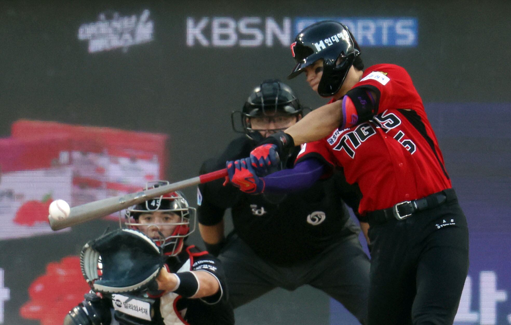 <b>KIA</b> 김도영, KT 상대로 4안타 1볼넷으로 5출루...역대 최연소 40홈런은 실...