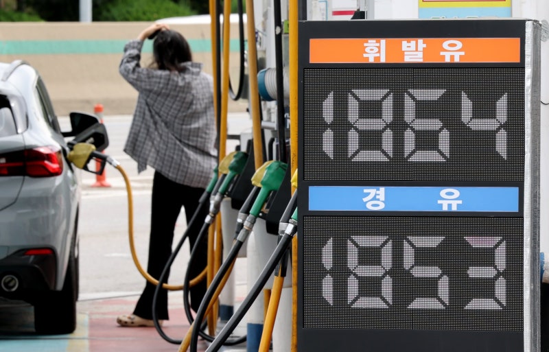 이란전 격화에 <b>국제유가</b> 급등…WTI도 배럴당 <b>100달러 돌파</b>
