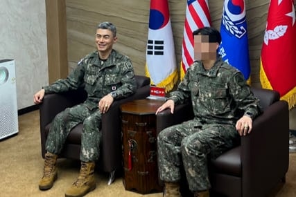<b>강신철</b> 장남 프사에 ‘4성장군 아빠’... 野 “특혜 없었나”