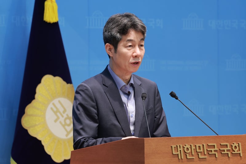 친문 윤건영 “李 <b>지지율</b> 이반 심각…국민 신뢰 철회 단계”