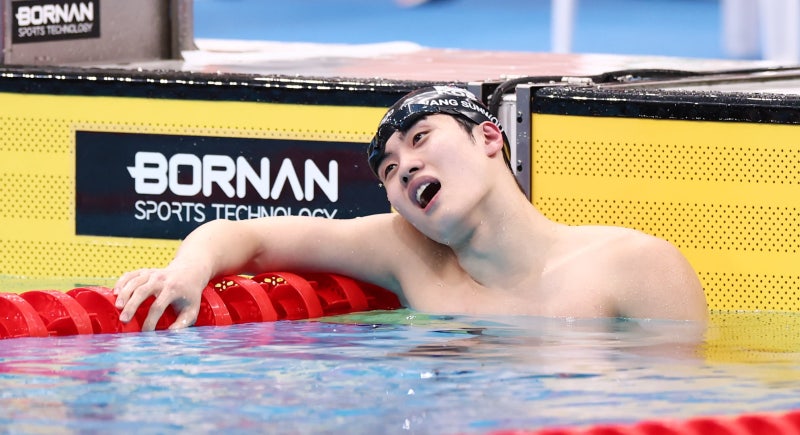 고개 숙인 <b>황선우</b>.. <b>자유형 200m</b> 5년 전과 같은 기록으로 <b>은메달</b>