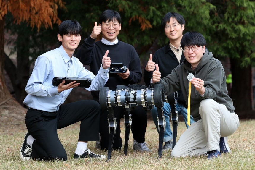 2024년 11월 대전 유성구 KAIST에서 기계공학과 황보제민 교수와 연구팀이 사족 보행 로봇 ‘라이보2’와 사진 포즈를 취하고 있다. /신현종 기자