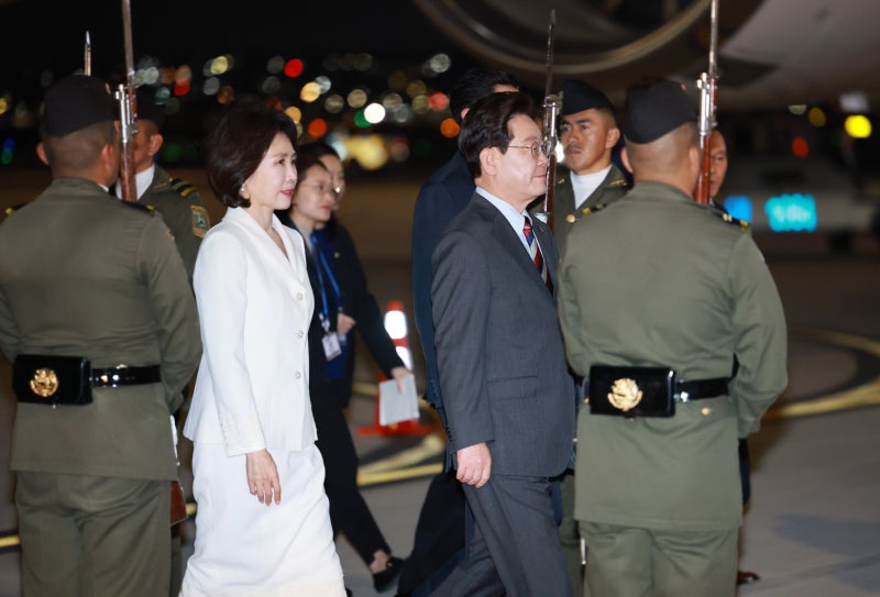李대통령, ‘北포로 한국행’ 공개한 <b>젤렌스키</b>에 “비공개 합의 어겨.....