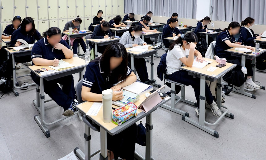  2027학년도 대학수학능력시험(수능) 9월 모의평가가 치러진 지난 2일 대구 남산고에서 고3 수험생들이 시험 준비를 하고 있다./연합뉴스