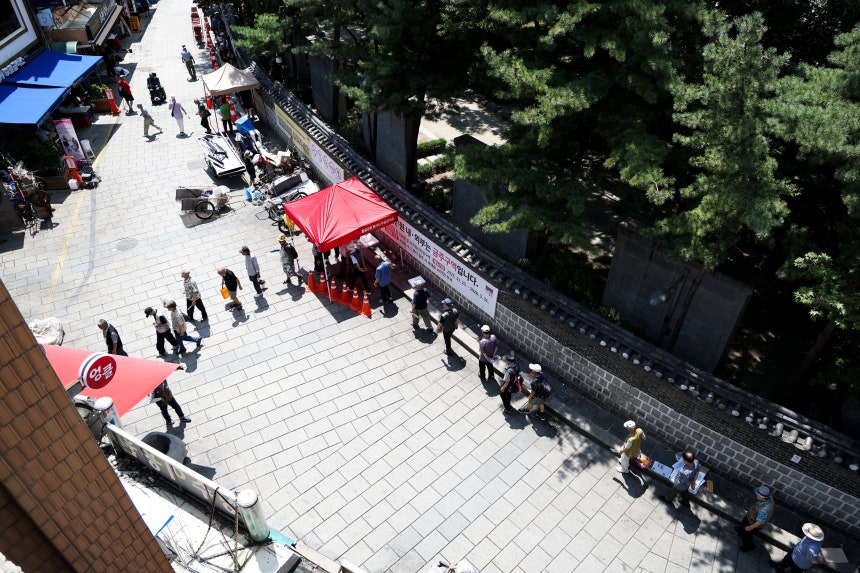지난달 7일 폭염중대경보가 전국 곳곳에 내려진 가운데 서울 종로구 탑골공원 앞 무료급식소에서 점심 식사를 하려는 노인들이 길게 줄 서 있다./임지훈 기자