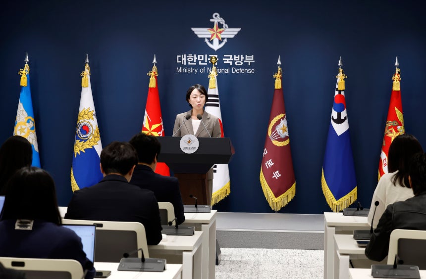 국방부 대변인이 28일 서울 국방부 브리핑실에서 DMZ 지뢰 폭발 현장조사 등 정례브리핑을 하고 있다./뉴시스