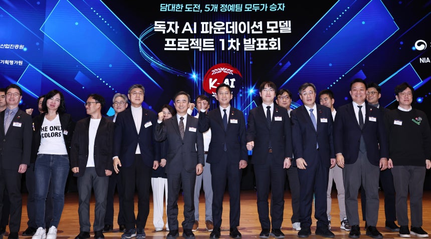 배경훈 부총리 겸 과학기술정보통신부 장관과 하정우 청와대 AI미래기획수석 등 참석자들이 30일 오후 서울 강남구 코엑스 오디토리움에서 열린 '독자 AI파운데이션 프로젝트' 발표회에서 기념촬영을 하고 있다.2025.