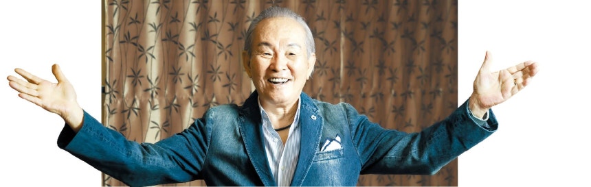 ‘데뷔 65주년 헌정 공연’을 후배들에게 선물받는 가수 윤항기.30일 청재킷과 청바지를 동시에 입는 일명‘청청 패션’으로 나타난 그는 “헌정 공연을 은퇴 신호라 여기는 경우가 있는데,전 죽을 때까지 계속 음악을