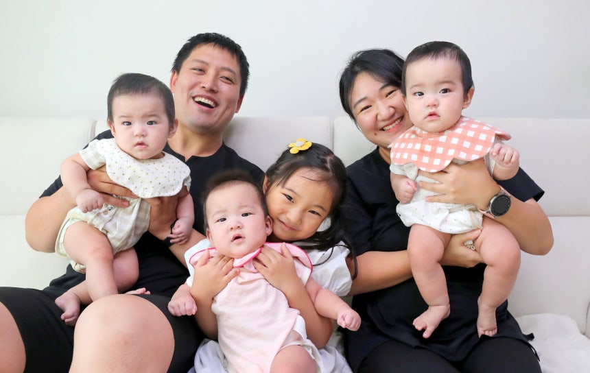 지난달 10일 오후 전남광주 여수시의 한 아파트에서 박수진·정영국 부부가 본지 인터뷰를 하면서 네 딸과 함께 활짝 웃고 있다.왼쪽부터 이현,아빠 정씨,이레,첫째 아라,엄마 박씨,아현.이 가족은 다섯째 아