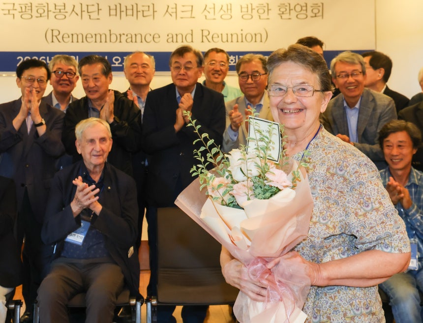 2026년 9월 30일 오후 서울 종로구 경복고등학교에서 '고 김세경 동문 유고영시집 출판기념회 및 바바라 셔크 선생님 환영회'가 열렸다.바바라 셔크가 제자들에게 꽃다발을 받고 기념촬영을 하고 있다./최기웅 기자