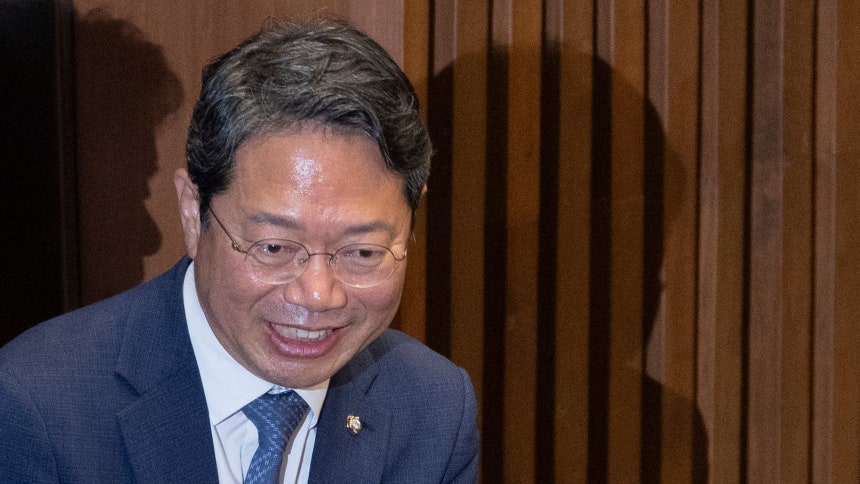 법무부 장관 후보자에 지명됐다 자진 사퇴한 더불어민주당 김승원 의원이 1일 국회에서 열린 제439회(정기회) 10차 전체 회의에 참석해 의원들과 인사하고 있다./연합뉴스