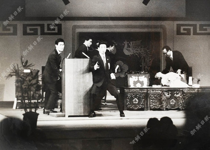 1974년 8월 15일 광복절 기념식에서 박정희 대통령과 육영수 여사를 저격하는 사건이 발생했다.본지 임희순 기자의 특종 사진이다.