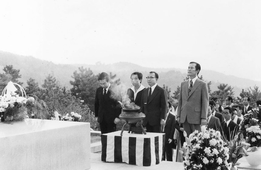 1975년 8월 15일 육영수 여사 1주기를 맞아 수사에 참여했던 검찰 관계자들이 묘소를 참배했다.앞줄 맨 오른쪽이 정치근 공안부장이다./조선일보 DB