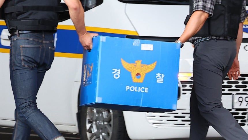 경찰 광역범죄수사대가 압수품을 들고 차량으로 이동하고 있다./뉴시스