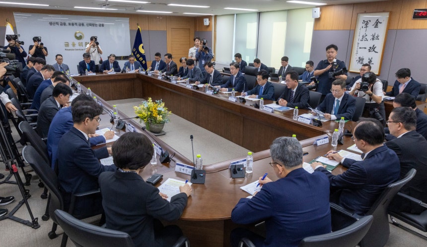 인공지능(AI)을 활용한 해킹 공격에 따른 금융회사 개인·법인 고객 정보 유출 사고가 잇따르자 금융위원회가 4일 정부서울청사에서 긴급 점검회의를 열었다.이날까지 고객 정보가 유출된 것으로 확인된 금융회사는 신한은행