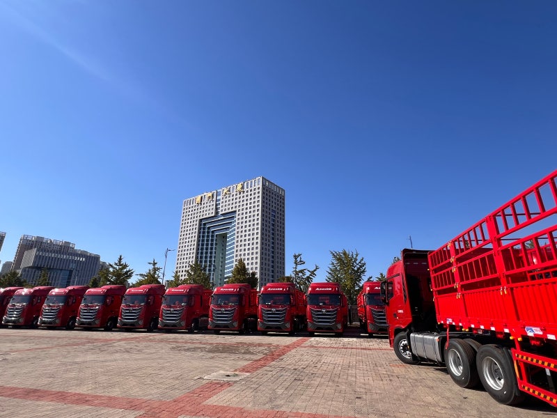 진입 전광판엔 한글로 ‘통행’… “車 수십대 오가, 밤엔 화려한 조명”