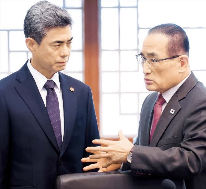 姜국방 “北지뢰 제거 작전은 단호한 대응” 北 “영토 1㎜라도 침범한다면 무력 행동”