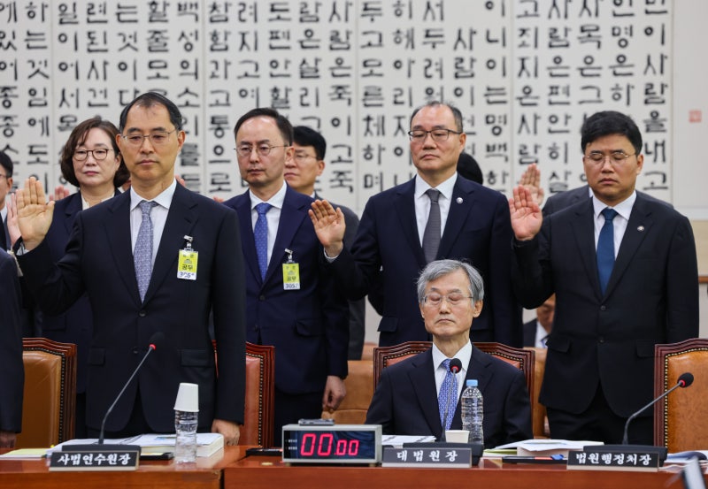 “제2 윤석열” 공세에 “모욕적”… 조희대, 준비한 원고 꺼내 6분간 반박