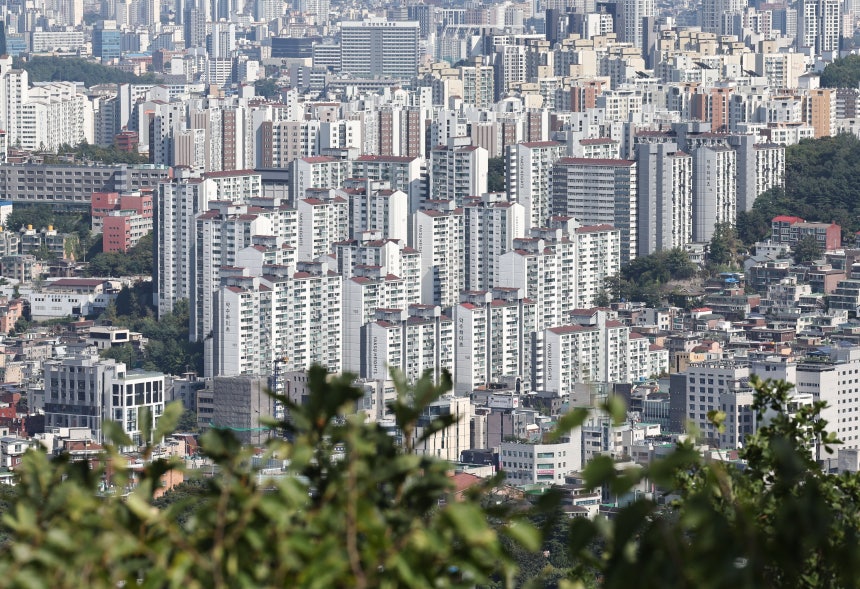 /뉴스1서울 남산 전망대에서 바라본 아파트 단지 모습. 