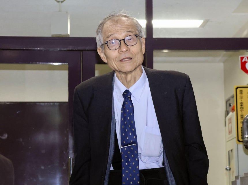 2026년 노벨 화학상을 수상한 소아이 겐소 일본 도쿄이과대 교수가 7일 저녁 기자회견을 위해 사이타마현 자택을 나서고 있다./연합뉴스