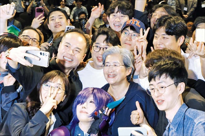 게이머들과 인증샷 - 리사 수 AMD 최고경영자(CEO)가 7일 오후 서울시 용산구 드래곤시티에서 열린 AMD 게이머 데이 행사에서 참석자들과 기념 촬영을 하고 있다./뉴스1