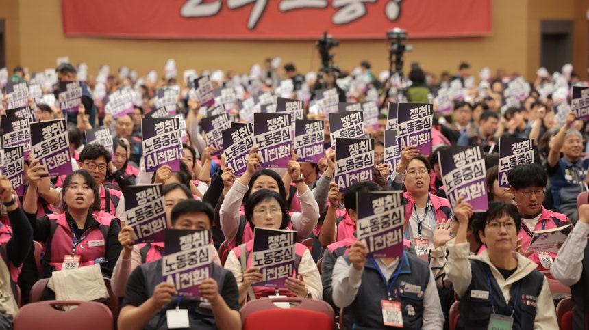 전국민주노동조합총연맹 제85차 임시대의원대회가 열린 7일 경기도 고양시 킨텍스 그램드볼룸에서 대의원들이 구호를 외치고 있다./뉴시스