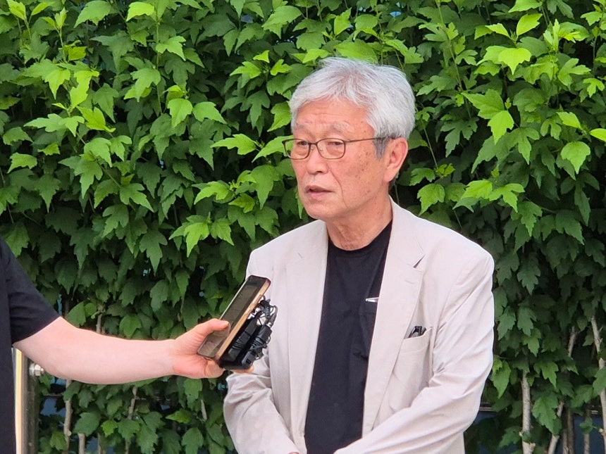김창민 영화감독 사망사건 가해자들에 대한 첫 재판이 열린 지난 6월 18일 김 감독 아버지인 김상철 씨가 의정부지법 남양주지원 앞에서 언론 인터뷰를 하고 있다./뉴스1