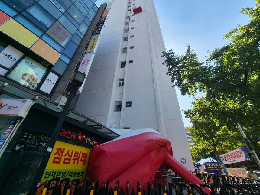 8일 서울 중구 경향신문사 빌딩 외벽 10층 높이에서 민주노총 산하 공공운수노조 양규서 조직국장이 고공 농성을 벌이고 있다./정동하 기자