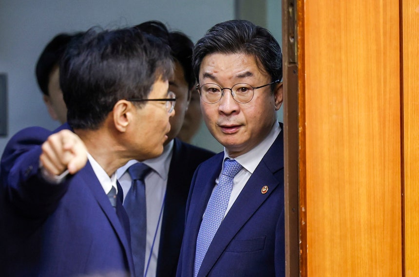 시가총액이 일정 기준에 못 미치는 기업을 주식 시장에서 퇴출시키겠다는 정부 정책에 제동이 걸렸다.상장 폐지 기준을 강화하는 과정에서 기업에 이의 신청 기회를 주지 않았다는 법원 판단 때문이다.8일 이억원 금융위원