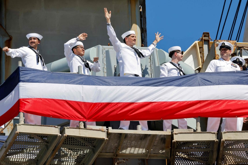 8일 미국 캘리포니아주 코로나도의 USS 링컨호 복귀 현장에서 승조원들이 손을 흔들고 있다. /AFP 연합뉴스