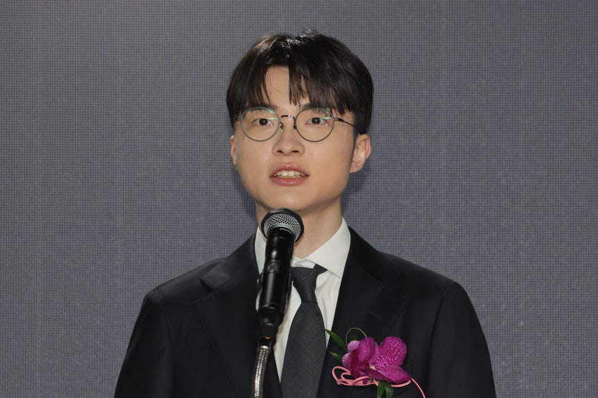  e스포츠 리그오브레전드(LoL) '페이커' 이상혁이 10일 서울 중구 서울중앙우체국에서 열린 페이커 기념우표 발행 행사에서 소감을 밝히고 있다/연합뉴스