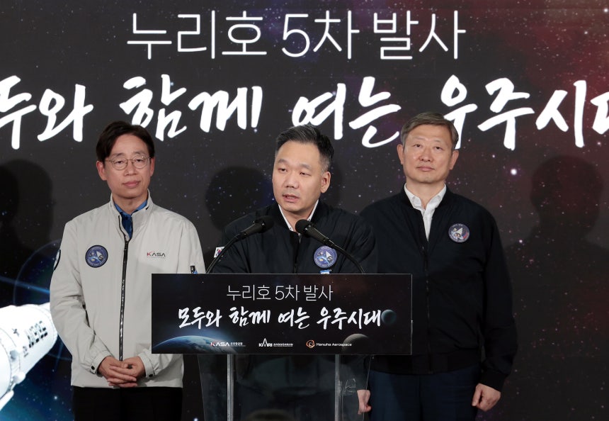 김선 한화에어로스페이스 부사장(가운데)이 7일 전남광주 고흥군 나로우주센터에서 열린 한국형 발사체 '누리호' 5차 발사 상세 결과 브리핑을 하고 있다./ 뉴스1