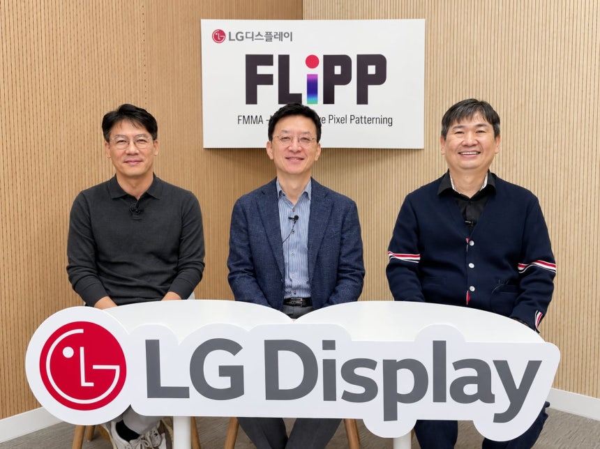 LG디스플레이 'FLiPP 온라인 테크 세미나'에 최영석 CTO(가운데), 조흥렬 상무(오른쪽), 김응용 전문위원(왼쪽)이 참석해 FLiPP 기술 소개를 진행했다. /LG디스플레이