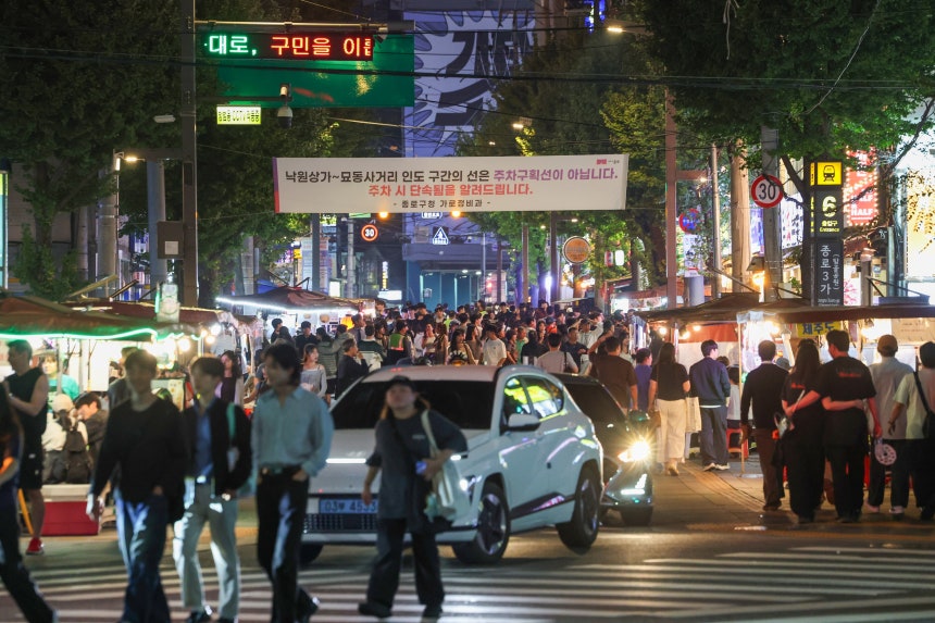 종묘 돌담을 바라보며 쉬는 사람도 있다.11일 밤 종로3가역 근처 포장마차 거리에는‘야장’을 즐기려는 사람들이 몰렸다./박성원 기자