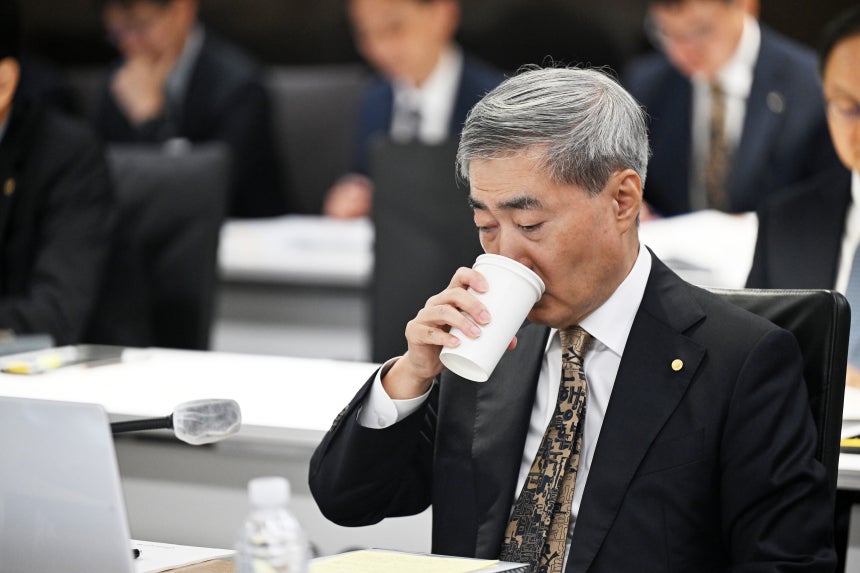 신현송 한국은행 총재가 12일 서울 중구 남대문로 한국은행에서 열린 국회 재정경제기획위원회의 한국은행 국정감사에 참석해 물을 마시고 있다. /뉴스1