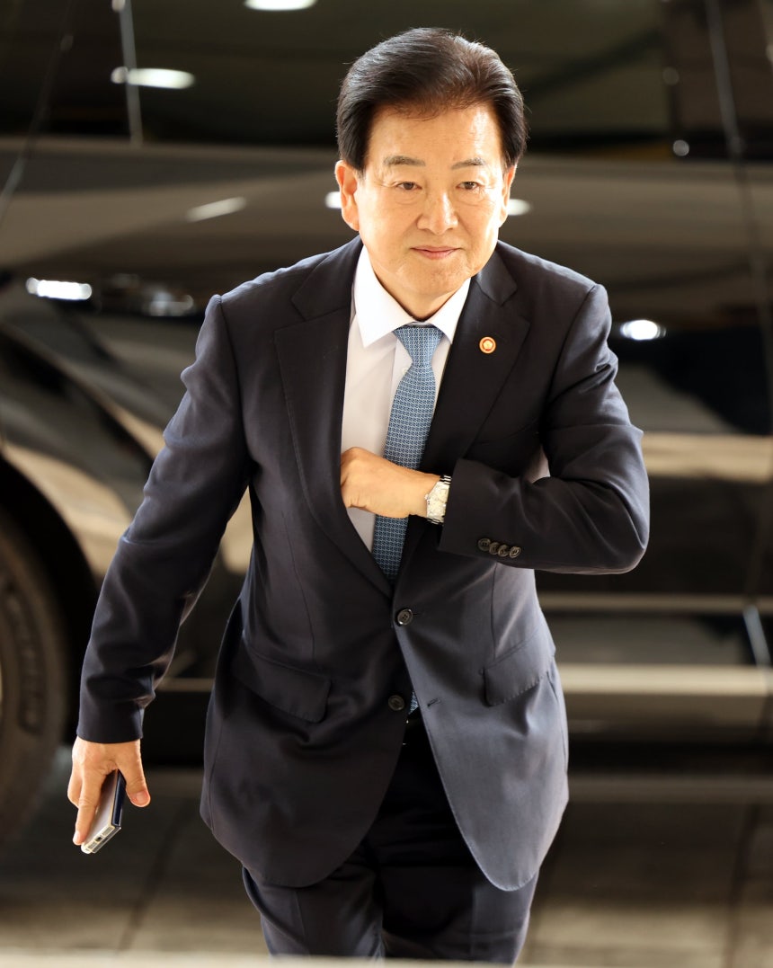 정동영 통일부 장관이 12일 서울 종로구 정부서울청사로 출근하고 있다. 정 장관은 이날 기자간담회에서 한미 간 불협화음이 노출되는 데 대해 “지금 한미 동맹은 전혀 이상이 없다”며 “미국 동맹 중 안보·통상 관계로 