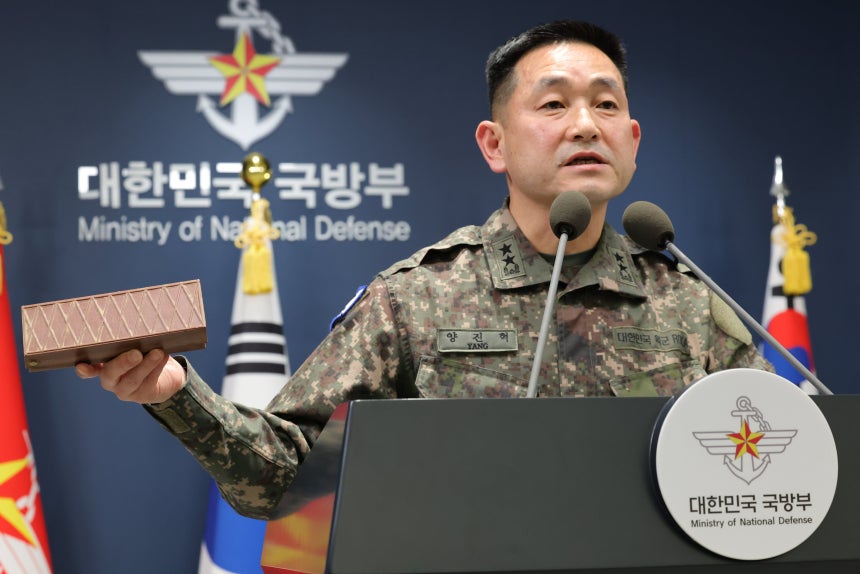 합참 작전부장 양진혁 육군 소장이 지난 5일 서울 국방부 브리핑실에서 25사단 DMZ 지뢰 폭발상황 관련 합참 합동 현장조사 TF 최종 조사결과 발표 브리핑에서 수거한 북한군의 수지 반보병지뢰를 보여주고 있다./장