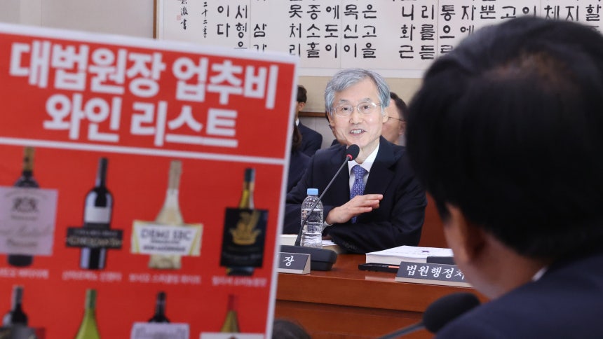 조희대 대법원장이 6일 서울 여의도 국회에서 열린 법제사법위원회의 대법원 등에 대한 국정감사에서 이성윤 더불어민주당 의원 질의에 답변하고 있다./뉴스1 