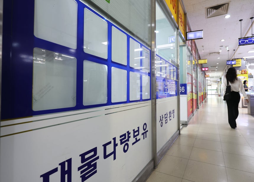 12일 서울 송파구 한 부동산 매물 게시판이 텅 비어 있다.토지거래허가제와 비거주 1주택자 세금 공제 축소 등 정부의 실거주 장려 기조로 전세 매물 감소와 그에 따른 전세 가격 상승이 이어지고 있다.이날 아파트 