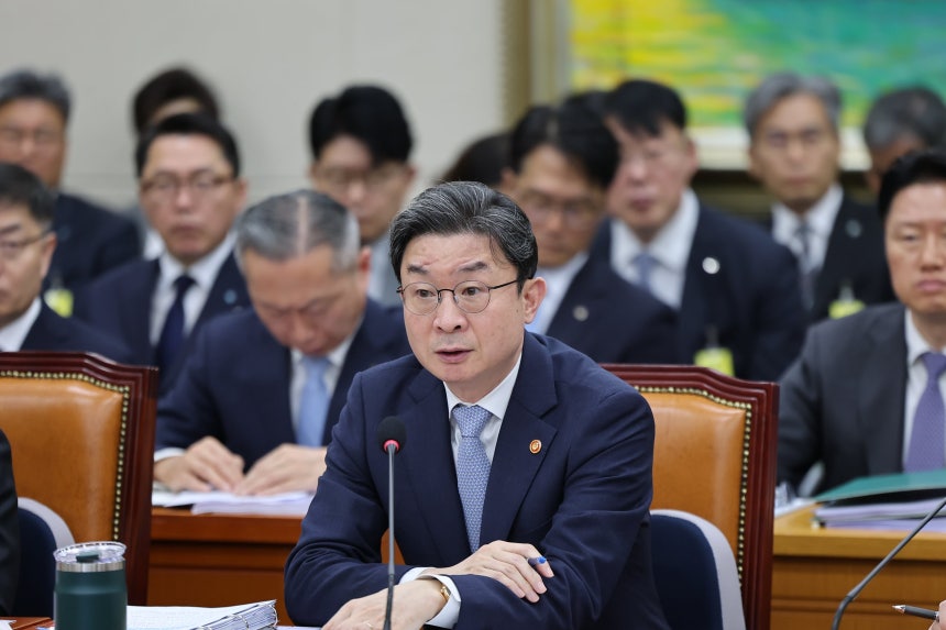 이억원 금융위원장이 8일 서울 여의도 국회에서 열린 정무위원회 국정감사에 출석해 의원 질의에 답하고 있다.2026.10.8 ⓒ 뉴스1 김도우 기자