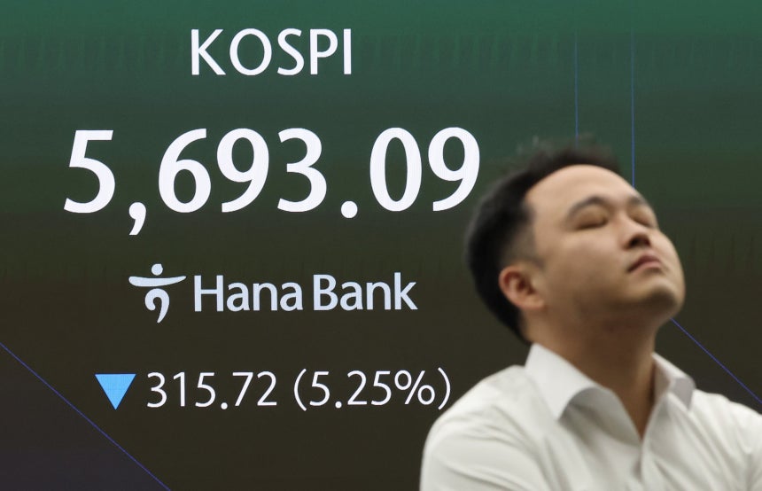  15일 서울 중구 하나은행 본점 딜링룸 전광판에 코스피가 표시돼 있다. 이날 코스피는 전일(6008.81) 대비 335.8p(5.59%) 내린 5673.01로 개장했다. /연합뉴스