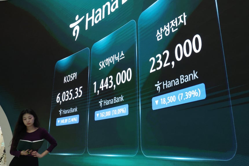 13일 서울 중구 하나은행 딜링룸 전광판에 코스피 지수와 삼성전자,<a href=